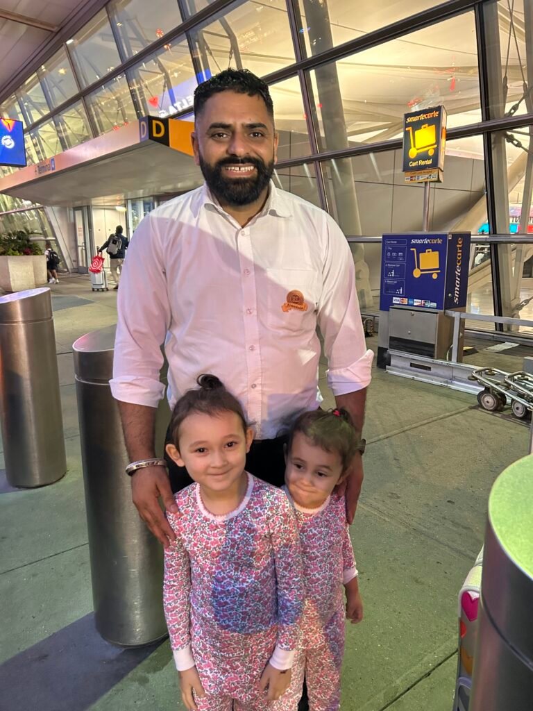 Ride in Style driver Jinder with two young passengers after a family airport transfer