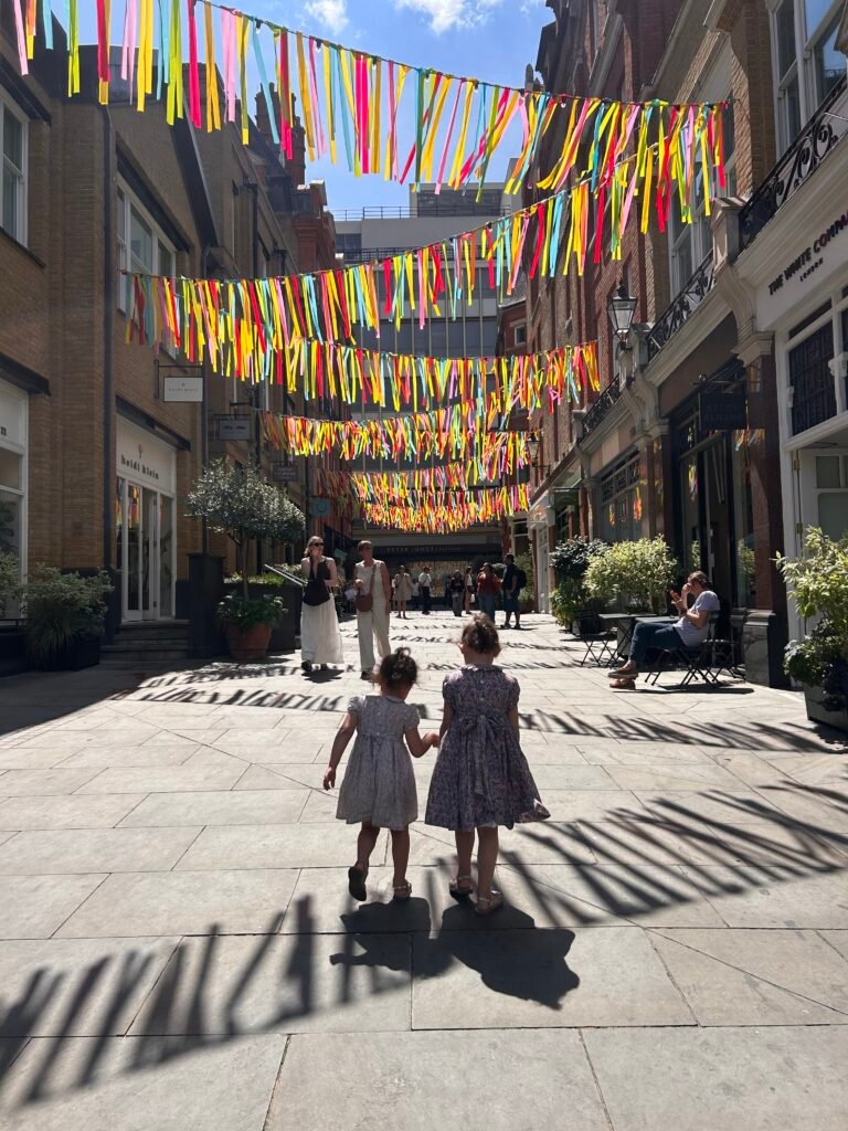 Girls on Pavilion Road, Sloane Square, Chelsea